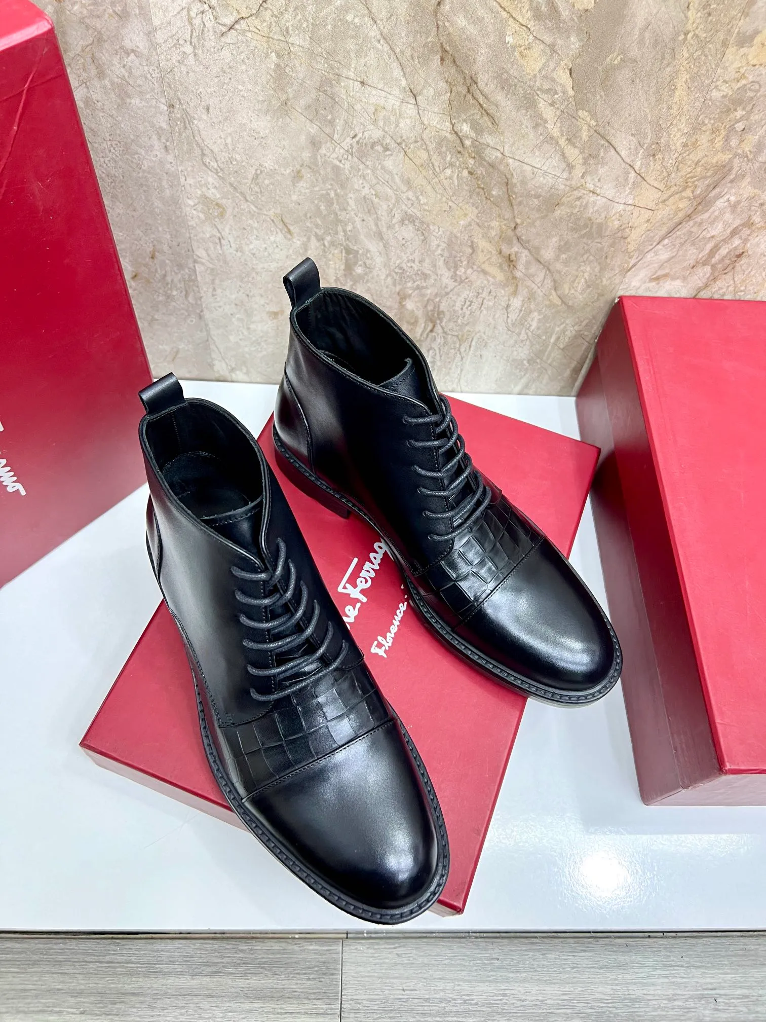 Original order quality: Men's shoes 💰700 Brand: Ferragamo (Ferragamo) One size larger: Men's size 38-44 (45 customized) Grade: Same style as the official website High-end men's shoes Material: Original cowhide, cowhide lining, original outsole Style category: Chelsea men's boots Fashion trend Color: Actual picture